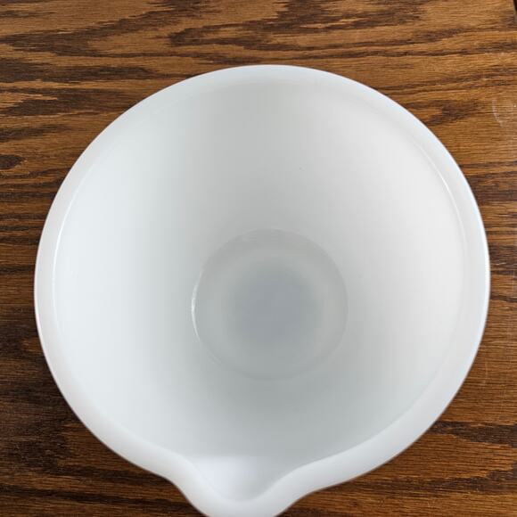 Pyrex Sunbeam Small Mixing Bowl with Spout 4.5 Cups Milk Glass Replacement Vtg - Picture 2 of 6